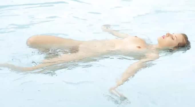 Jovencita Bañándose Desnuda En La Piscina Chicas Desnudas Xxx